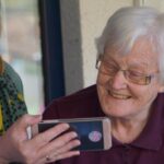 Demenz-Forschung: Das Gedächtnis von Menschen mit Demenz kann mit Erinnerungshilfen per Smartphone verbessert werden