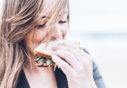 Studie: Spät essen ist ungesund, verringert die Kalorienverbrennung und verändert das Fettgewebe