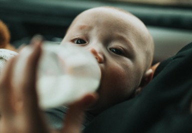 Zugegebene Milchbestandteile in Nahrung bringen kognitive Vorteile für Babys
