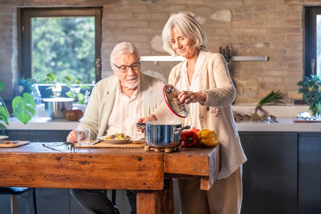 Ältere Person beim Kochen in der Küche als Symbol für Frühwarnsignale bei Alzheimer