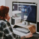 Paar im Homeoffice-Konflikt Stress durch Remote Work und Beziehungsprobleme