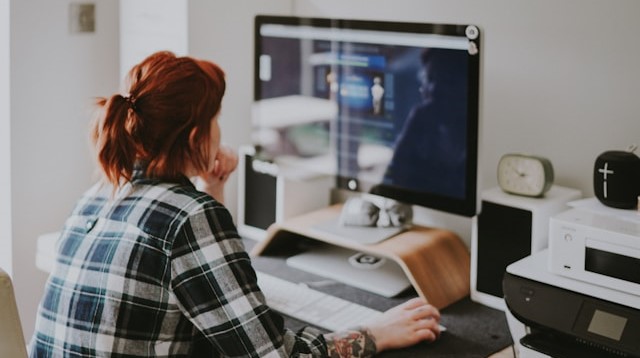 Paar im Homeoffice-Konflikt Stress durch Remote Work und Beziehungsprobleme