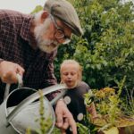 Ältere Person bei therapeutischer Gartenarbeit in einem Gemeinschaftsgarten