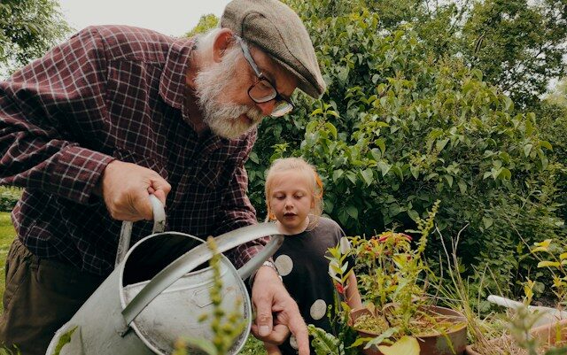 Ältere Person bei therapeutischer Gartenarbeit in einem Gemeinschaftsgarten