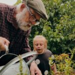 Ältere Person bei therapeutischer Gartenarbeit in einem Gemeinschaftsgarten